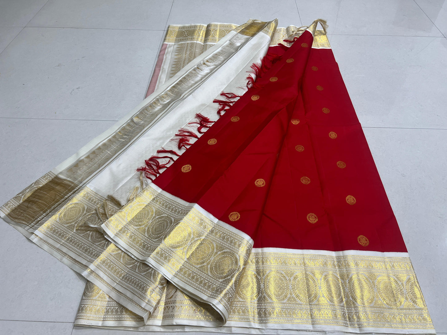 Product Image - Pure Kanchipuram Handloom Silk Saree with Double-Side Kuttu Border