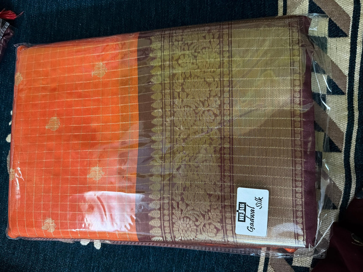 Product Image - Elegant Gadwal Pattu Checks Silk Sarees - 3