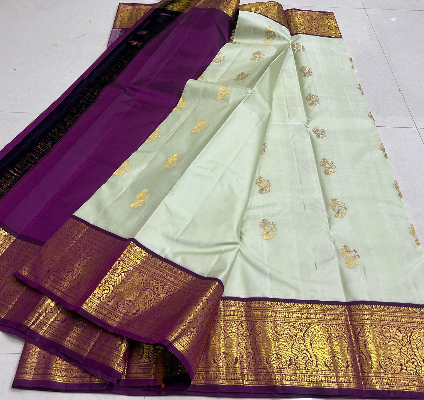 Product Image - Pure Kanchipuram Handloom Silk Saree with Double-Side Kuttu Border