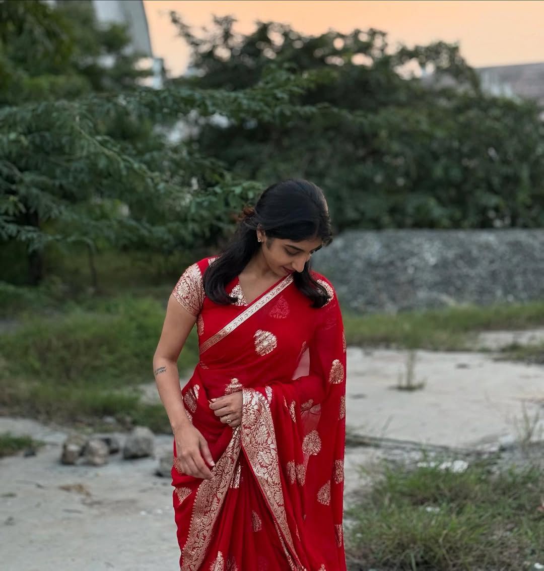 Product Image - Designer Viscose Georgette Saree with Contrast Blouse - Perfect for Festive & Wedding Wear